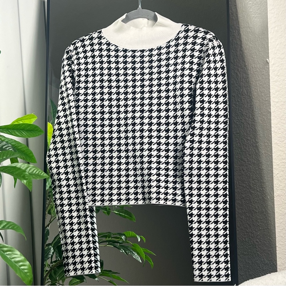 Lulus - Black & White Houndstooth Mock Neck Cropped Sweater